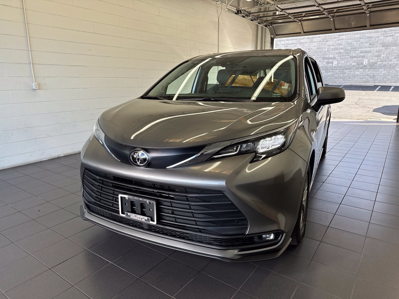 Certified 2026 Toyota Sienna XLE FWD image 3