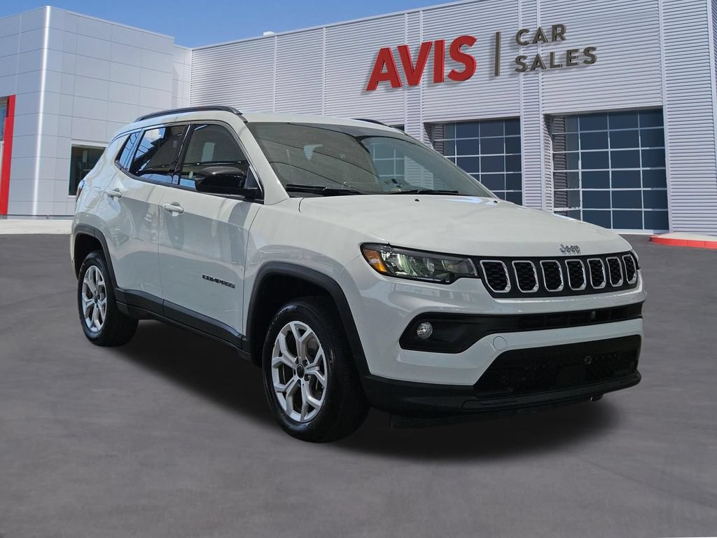 Used 2025 Jeep Compass Latitude w/ Sun & Sound Group AWD/4WD image 3