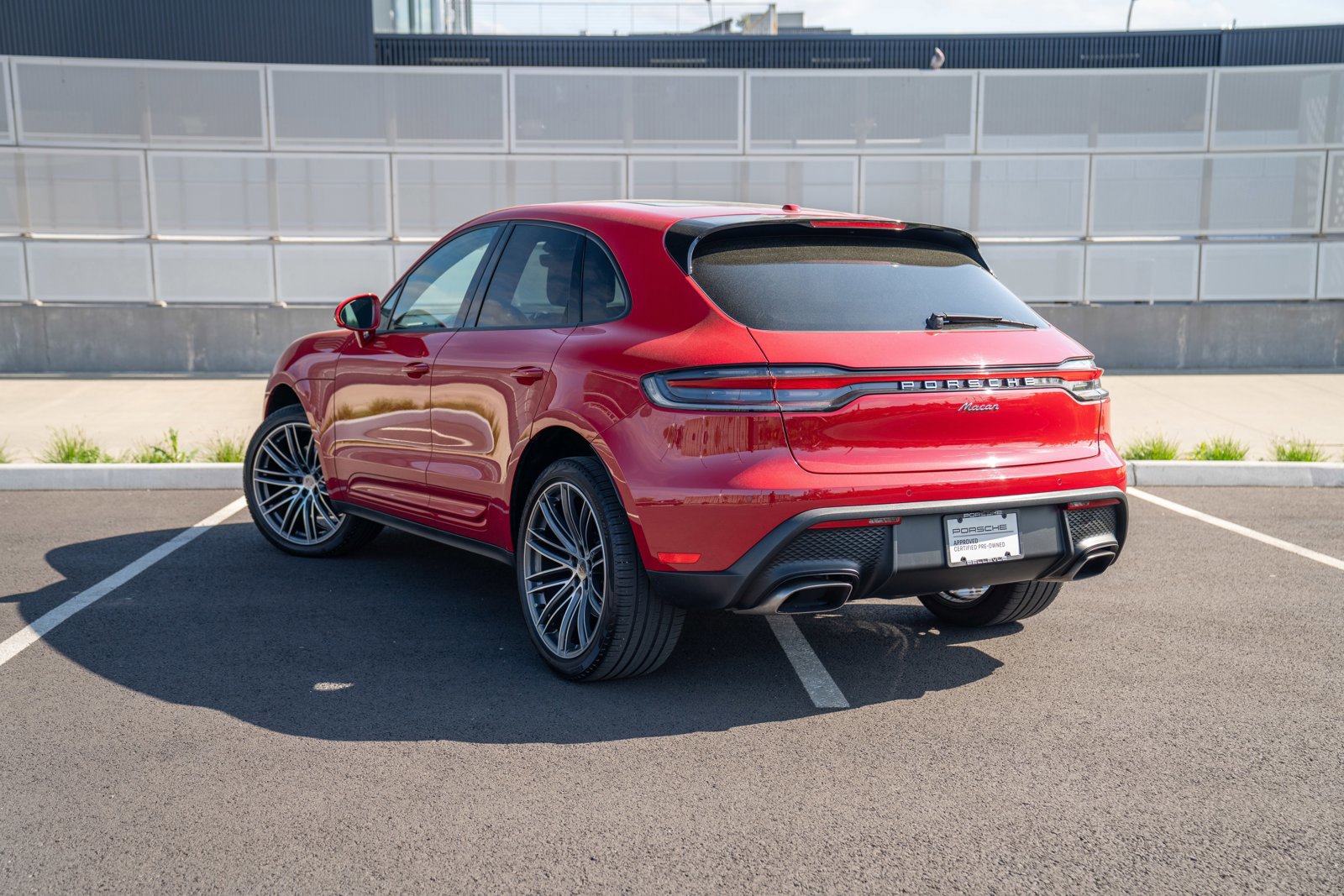 Certified 2023 Porsche Macan AWD/4WD image 3