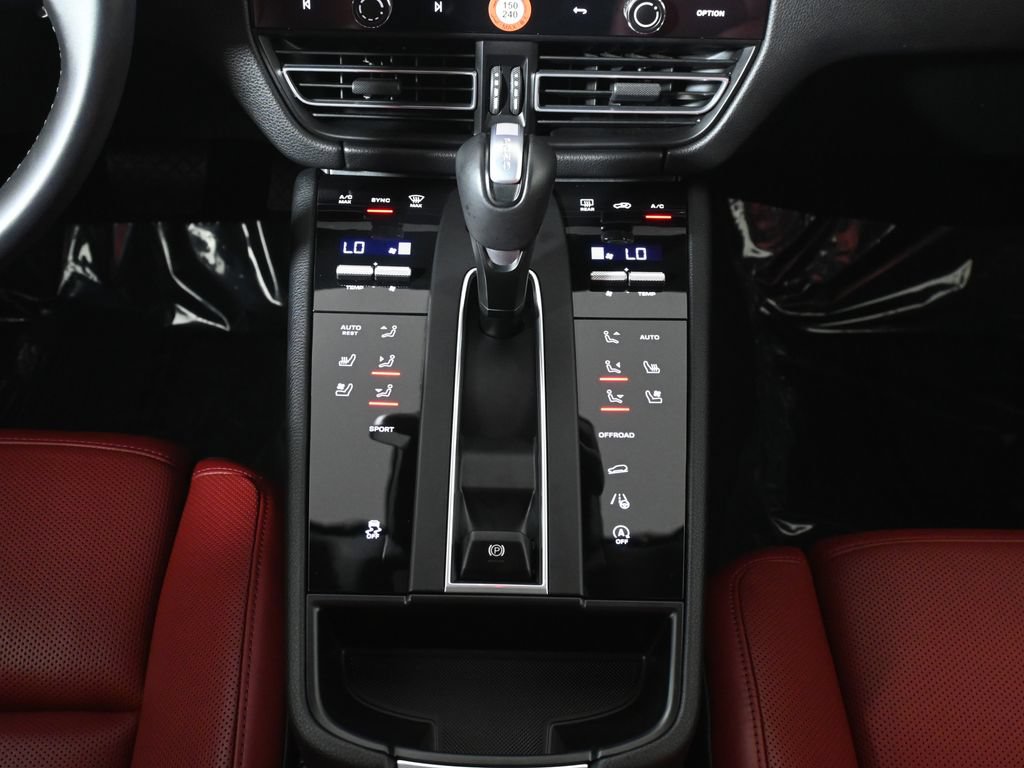 Used 2026 Porsche Macan AWD/4WD image 24
