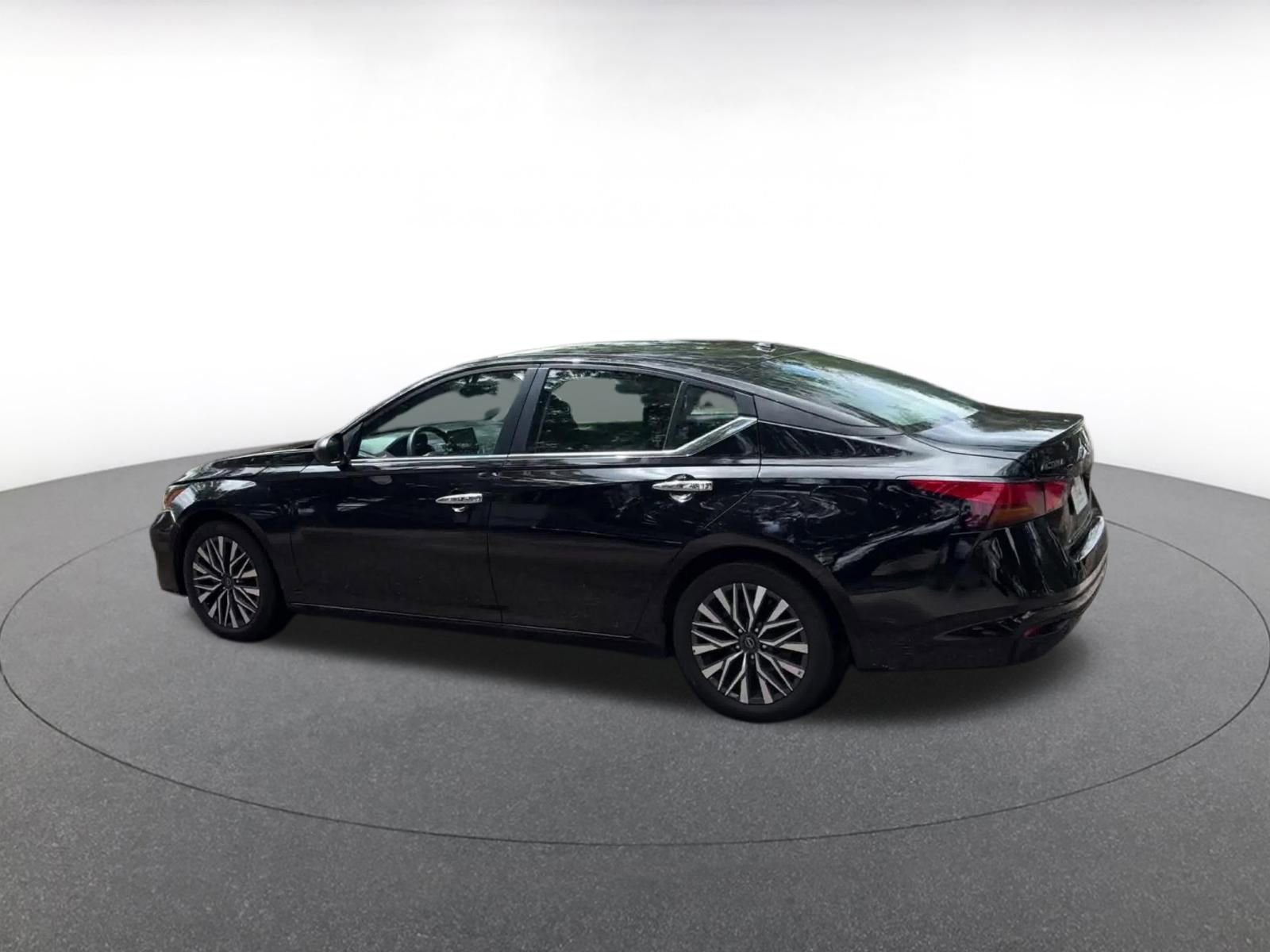 Used 2025 Nissan Altima 2.5 SV FWD image 10