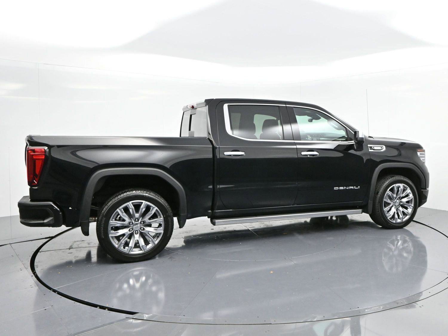 Used 2025 GMC Sierra 1500 Denali w/ Denali Reserve Package AWD/4WD image 8
