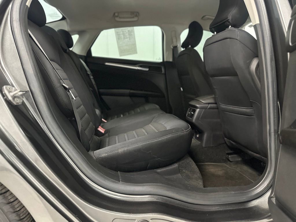 Used 2015 Ford Fusion SE image 18