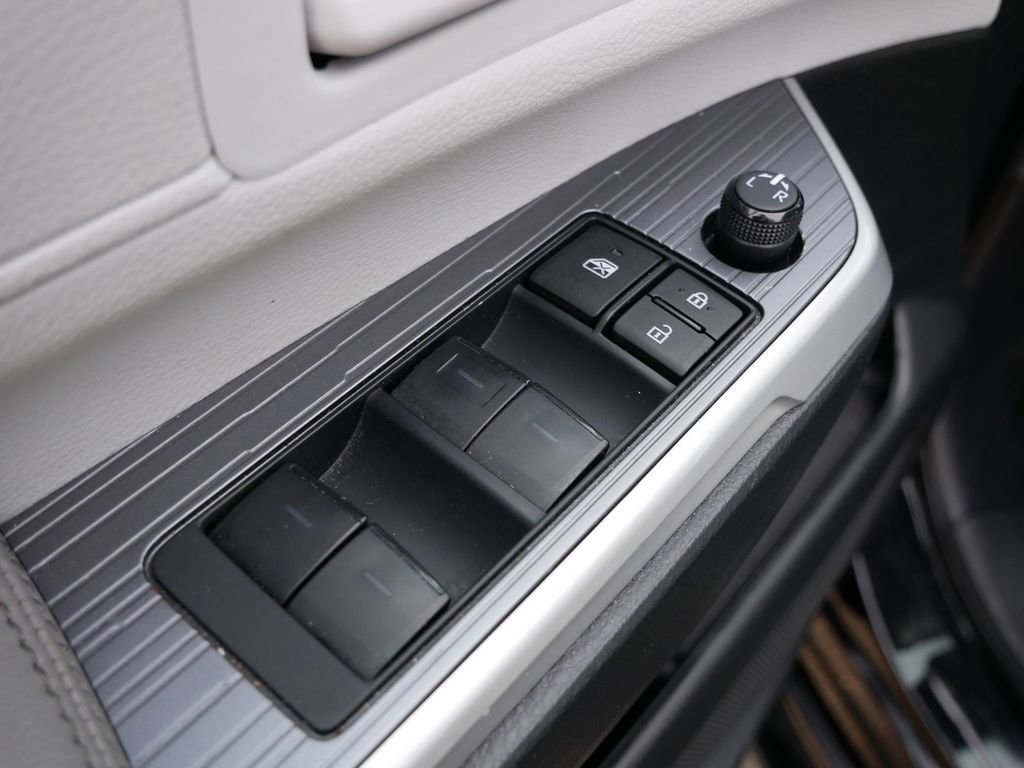 Used 2025 Toyota Sienna LE FWD image 21