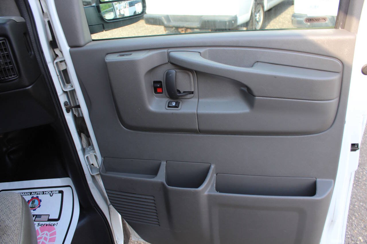 Used 2015 Chevrolet Express 3500 RWD image 18