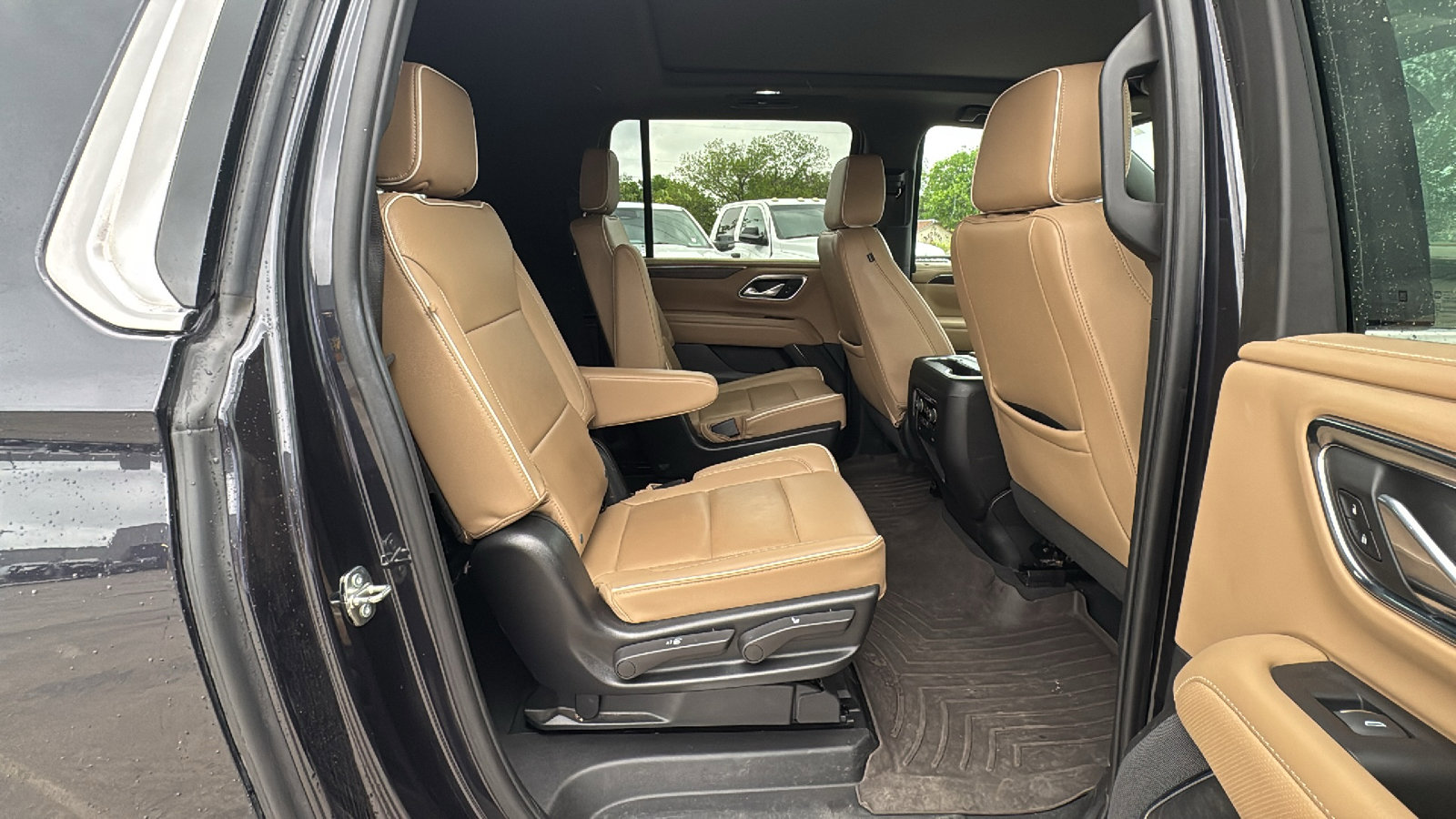 Used 2023 Chevrolet Suburban Premier w/ Premium Package 2 AWD/4WD image 26