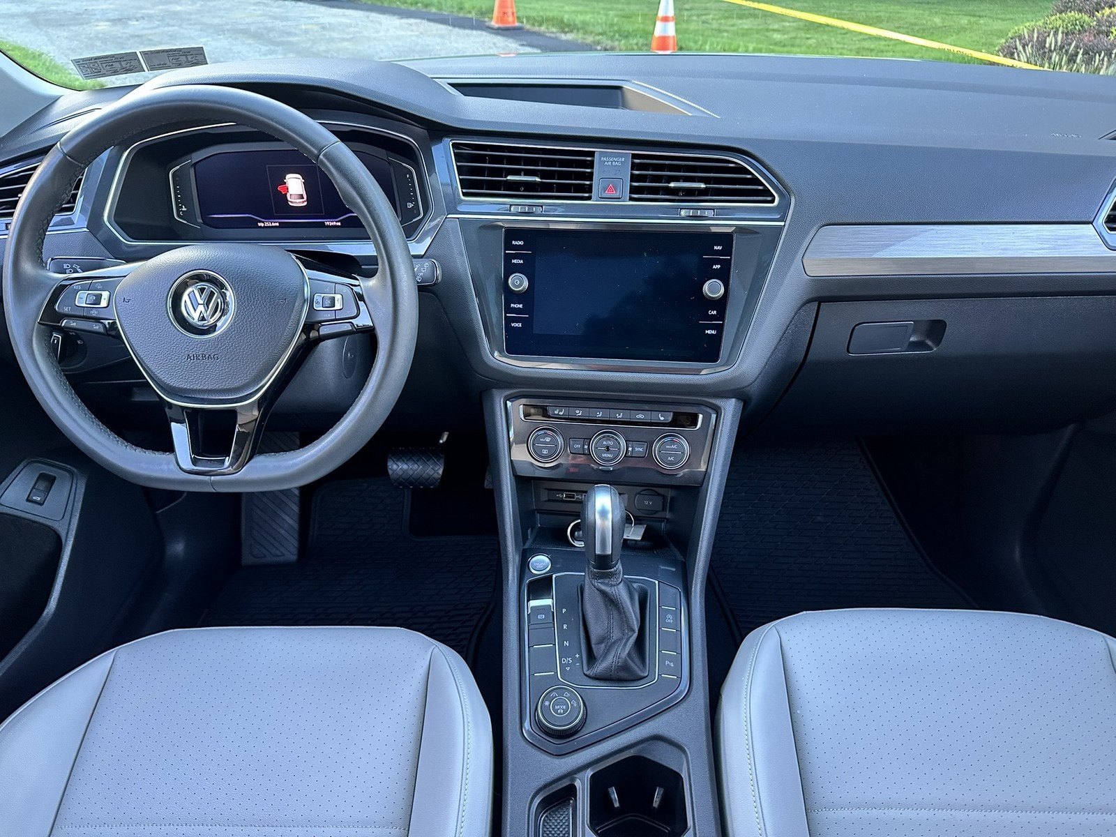 Used 2020 Volkswagen Tiguan SEL AWD/4WD image 14