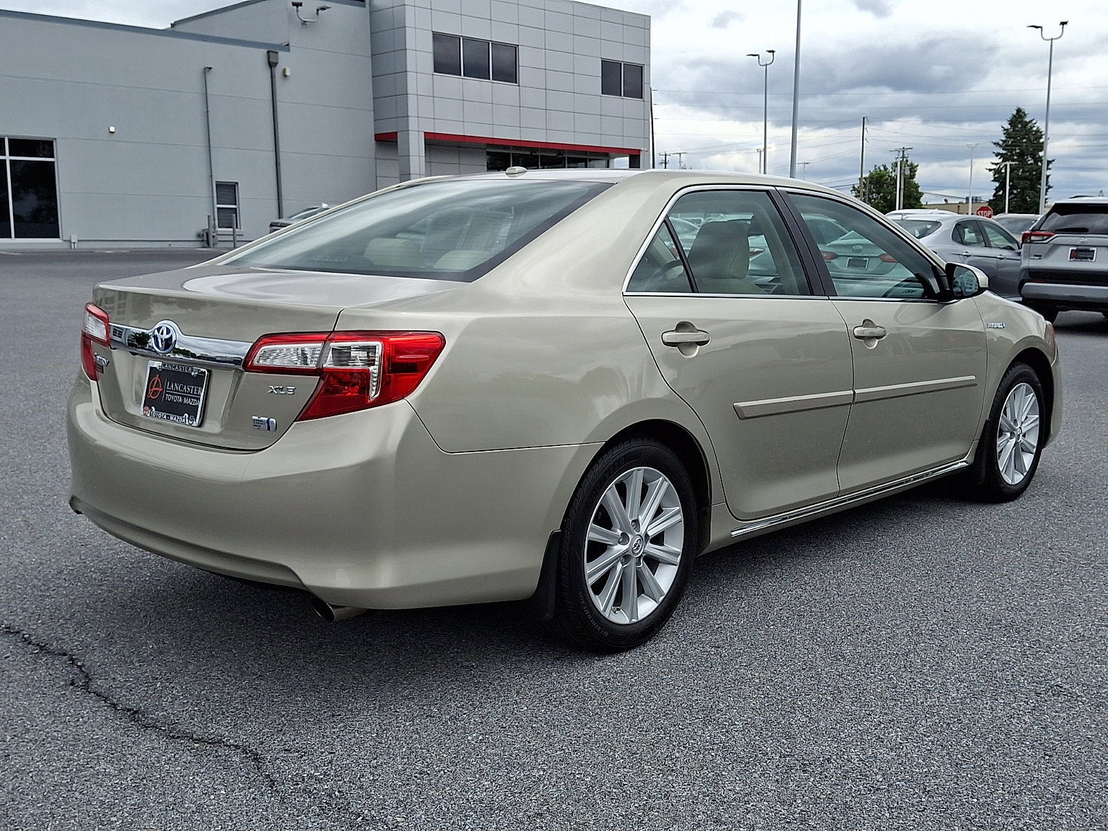 Used 2014 Toyota Camry XLE w/ Leather Package FWD image 7