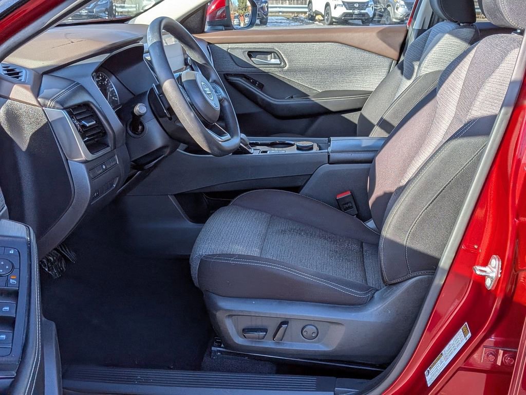 Used 2021 Nissan Rogue SV image 11