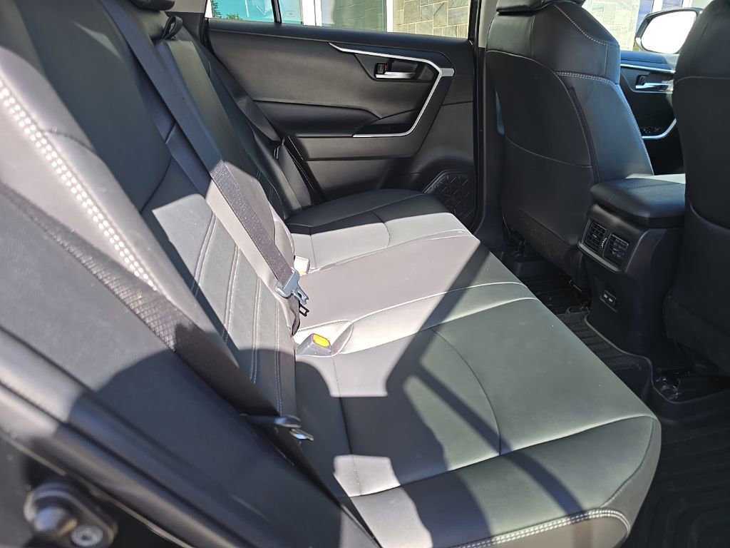 Used 2022 Toyota RAV4 XLE Premium image 16