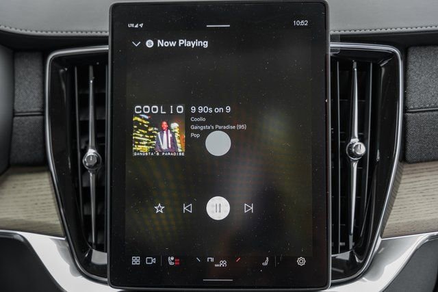 Certified 2025 Volvo XC90 T8 Core w/ Climate Package image 20