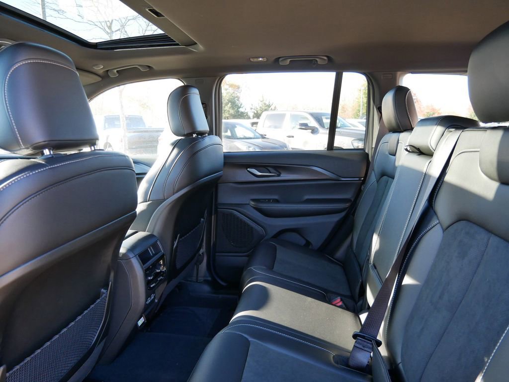 New 2025 Jeep Grand Cherokee Laredo image 28