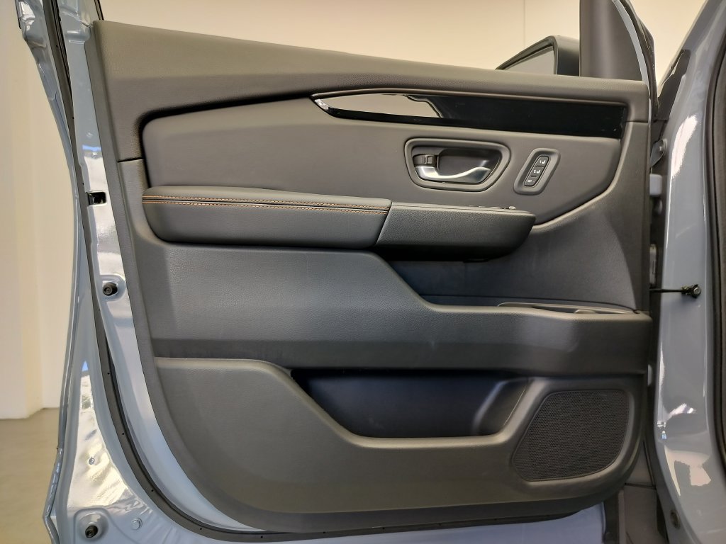 Used 2025 Honda Pilot TrailSport image 6