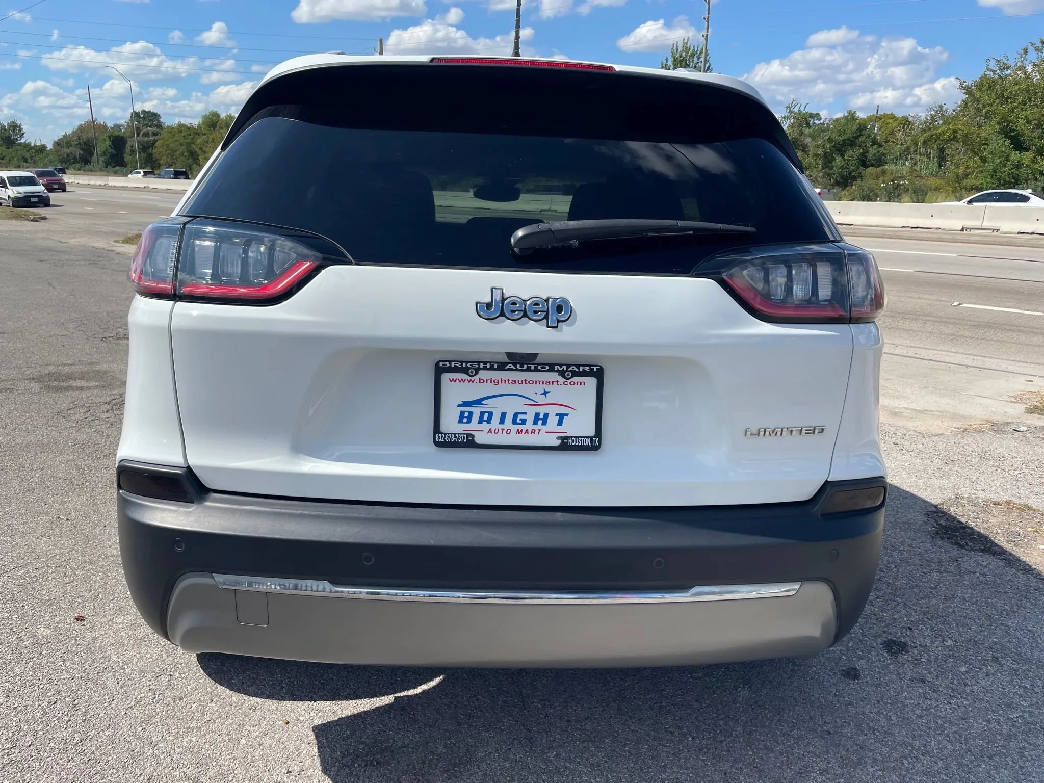 Used 2019 Jeep Cherokee Limited w/ Luxury Group FWD image 3
