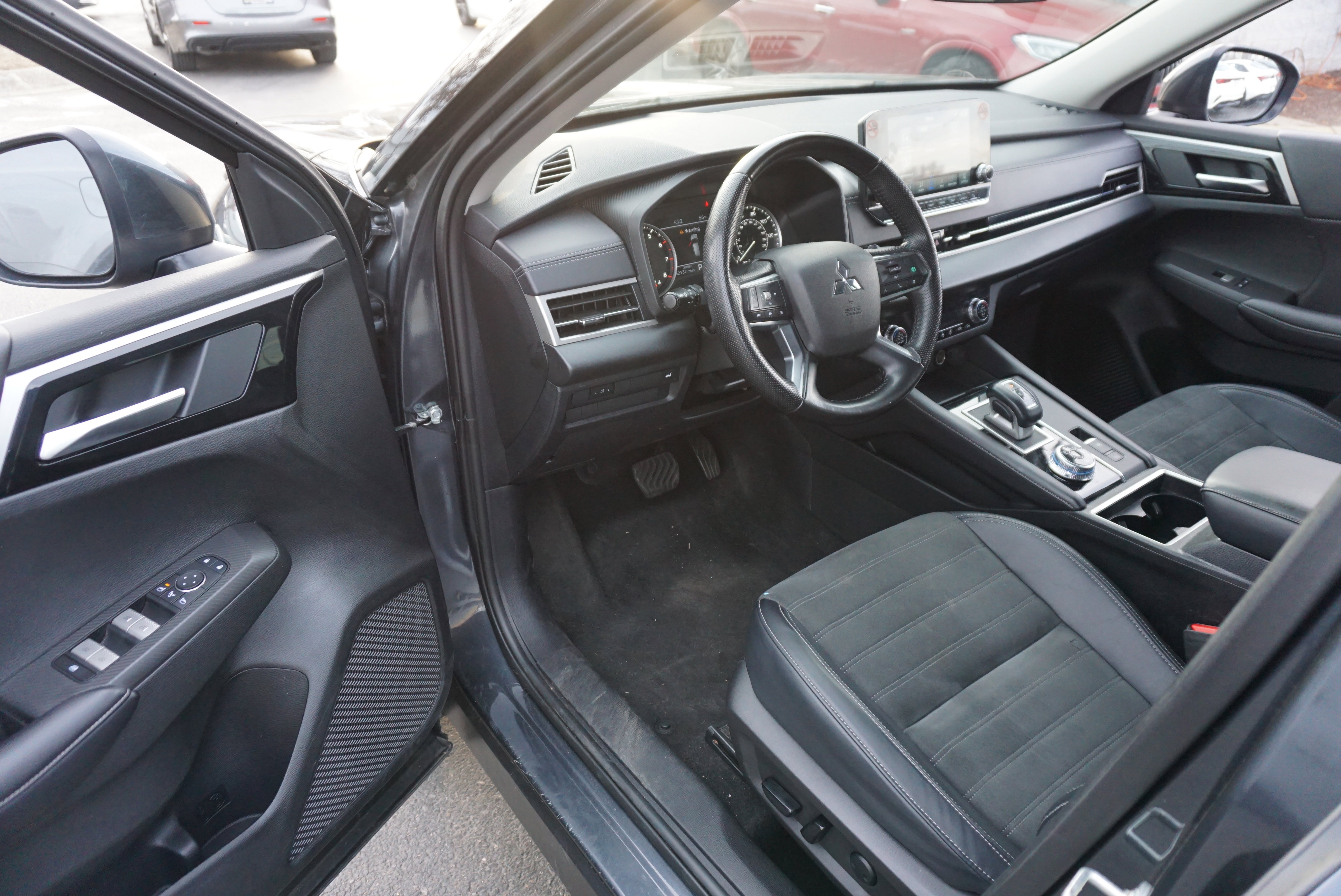 Used 2024 Mitsubishi Outlander SE image 7