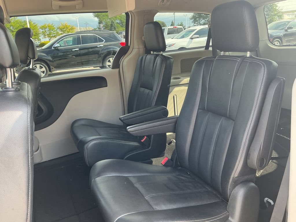 Used 2015 Chrysler Town & Country Touring FWD image 25