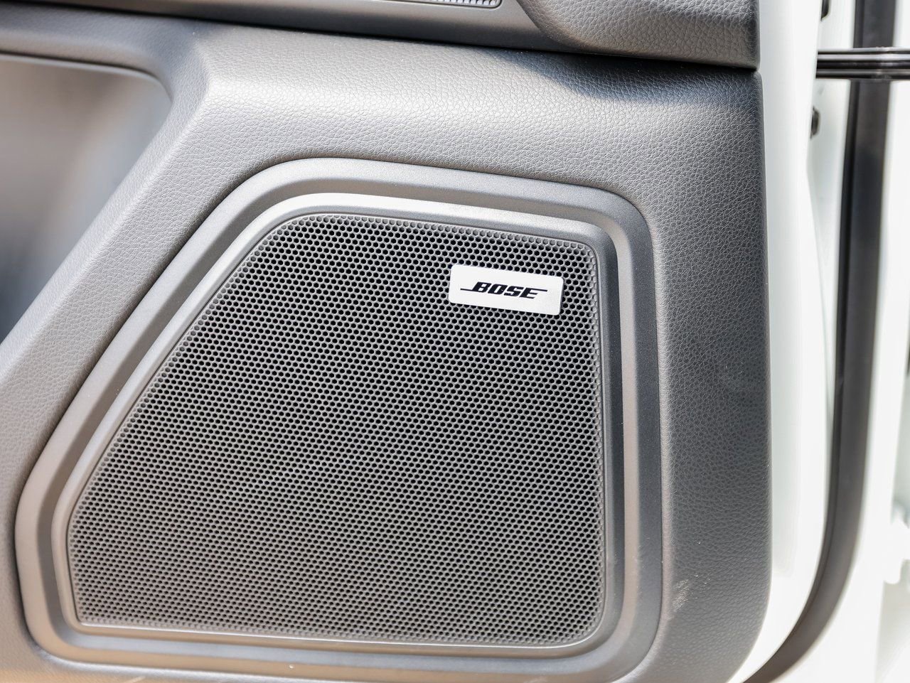 Certified 2025 Porsche Macan AWD/4WD image 22