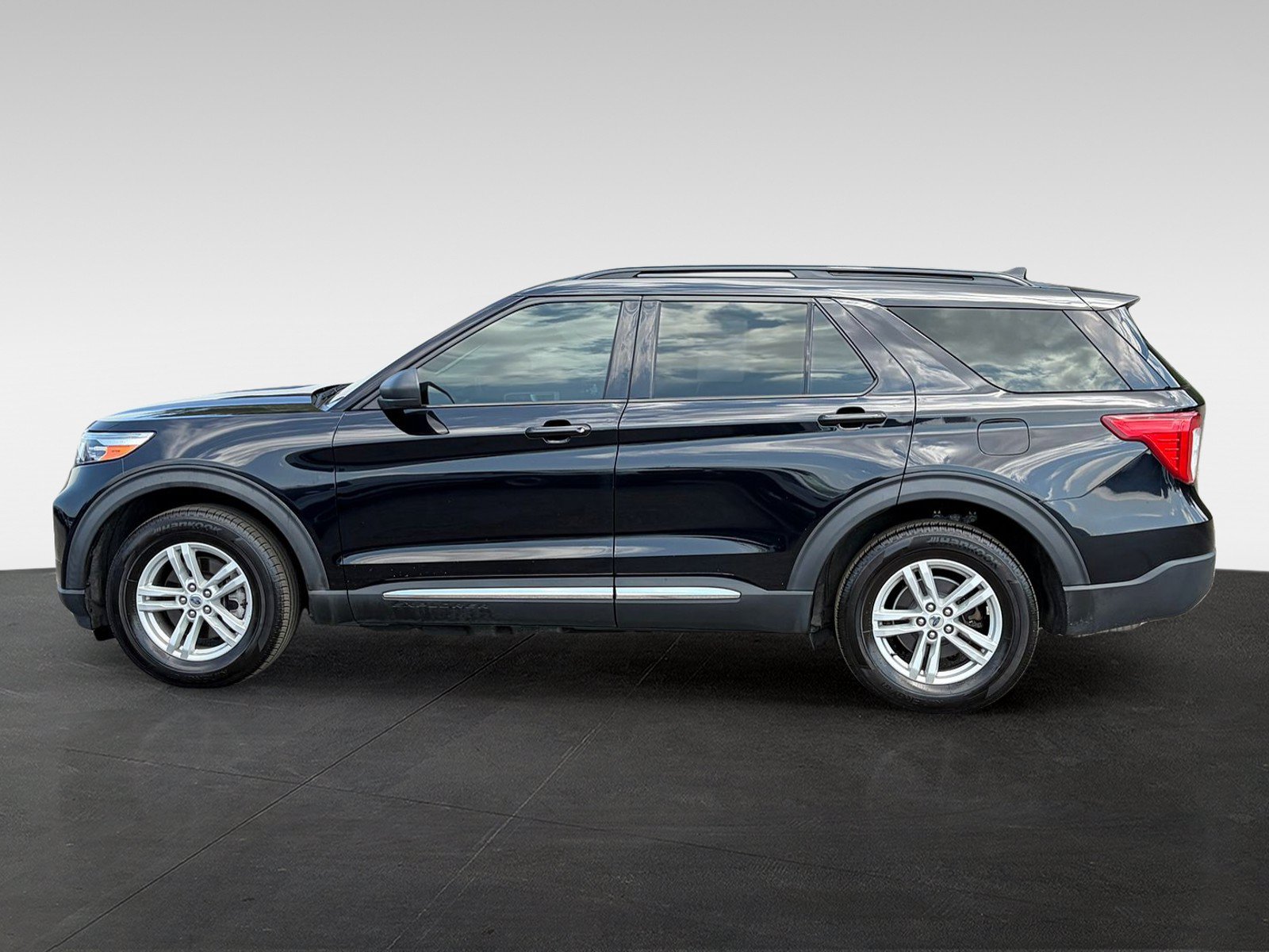 Used 2021 Ford Explorer XLT w/ Class III Trailer Tow Package AWD/4WD image 8