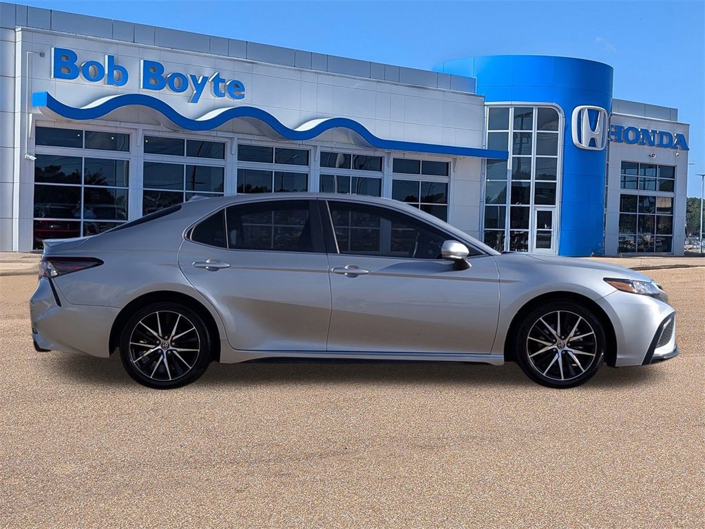 Used 2022 Toyota Camry SE image 2