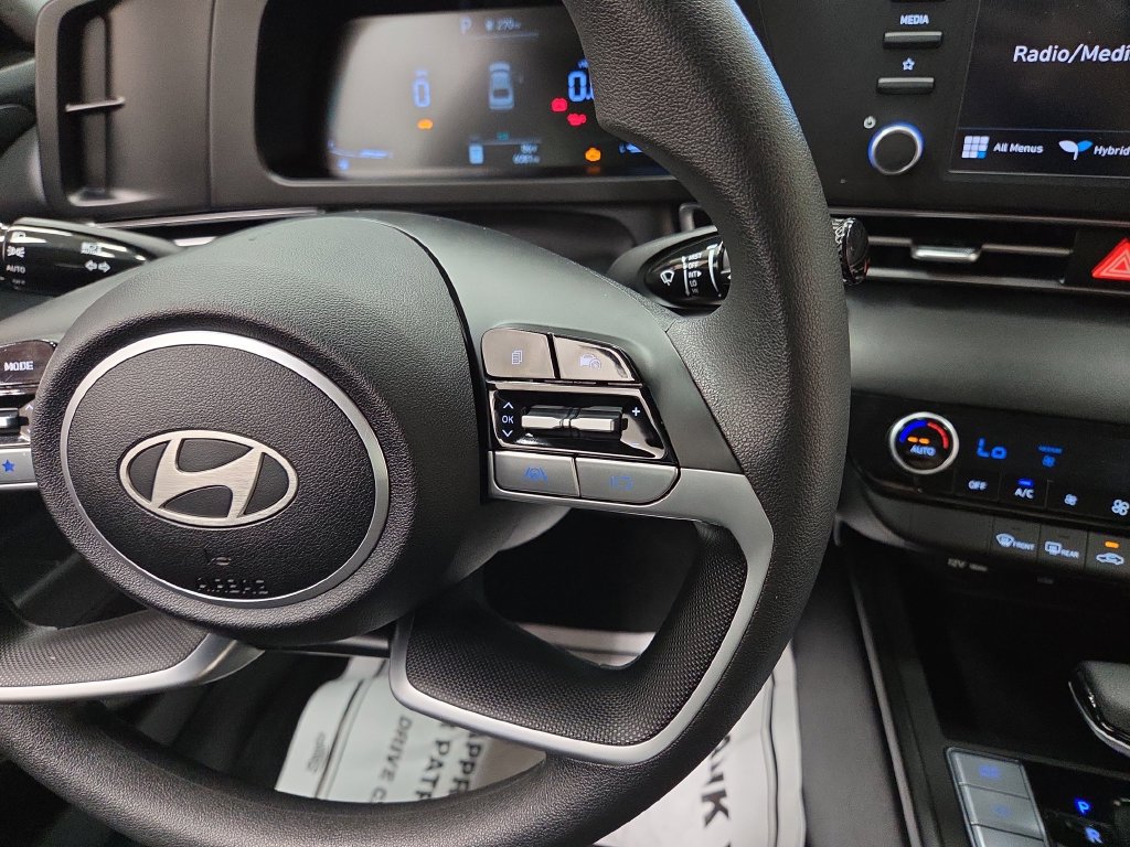 Used 2025 Hyundai Elantra Hybrid FWD image 17