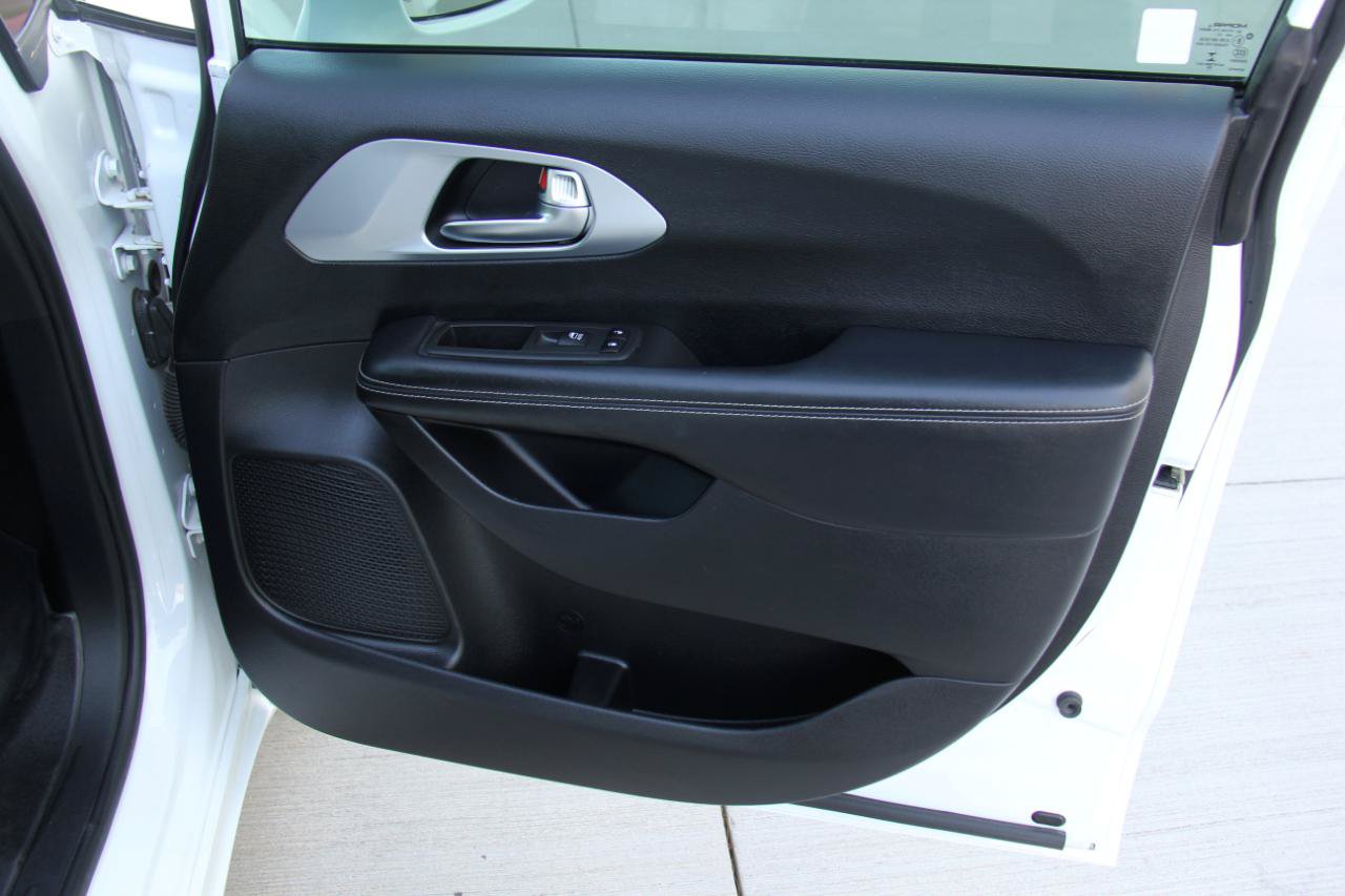 Used 2020 Chrysler Pacifica Touring-L w/ S Appearance Package FWD image 28