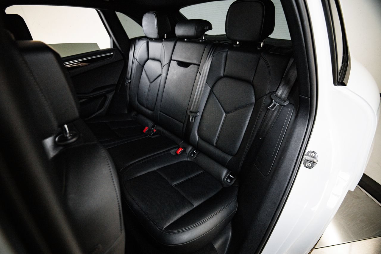 Certified 2023 Porsche Macan AWD/4WD image 24