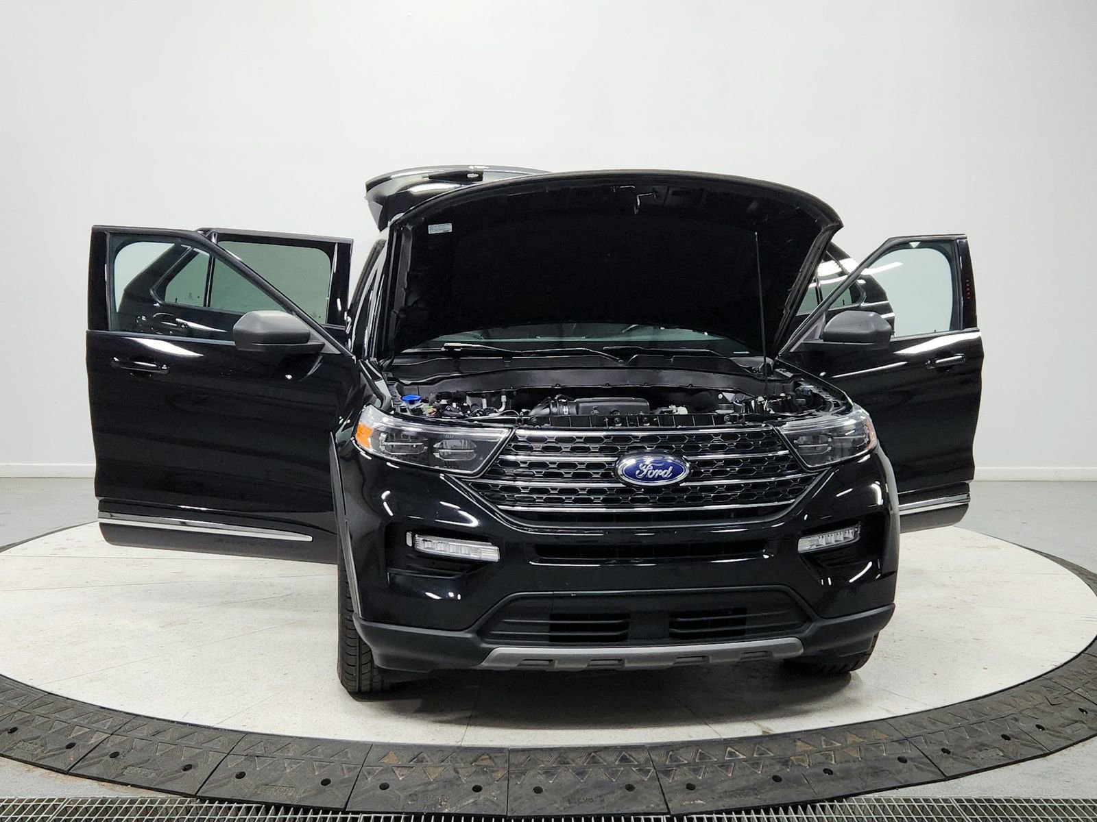 Used 2024 Ford Explorer XLT w/ Equipment Group 202A image 10