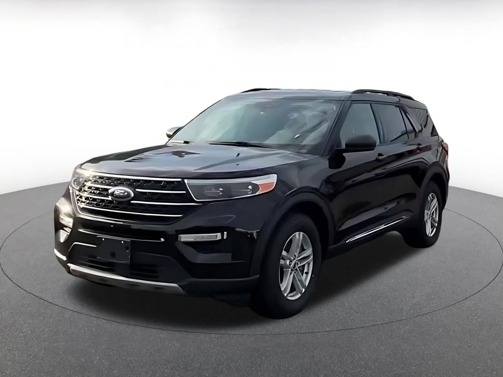 Used 2023 Ford Explorer XLT w/ Equipment Group 202A RWD image 4