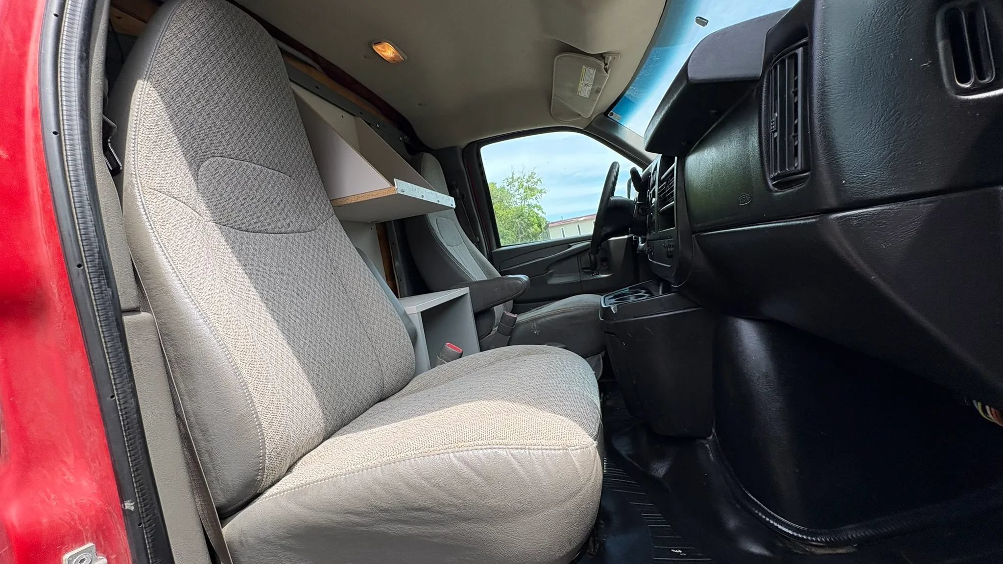 Used 2011 Chevrolet Express 2500 RWD image 28