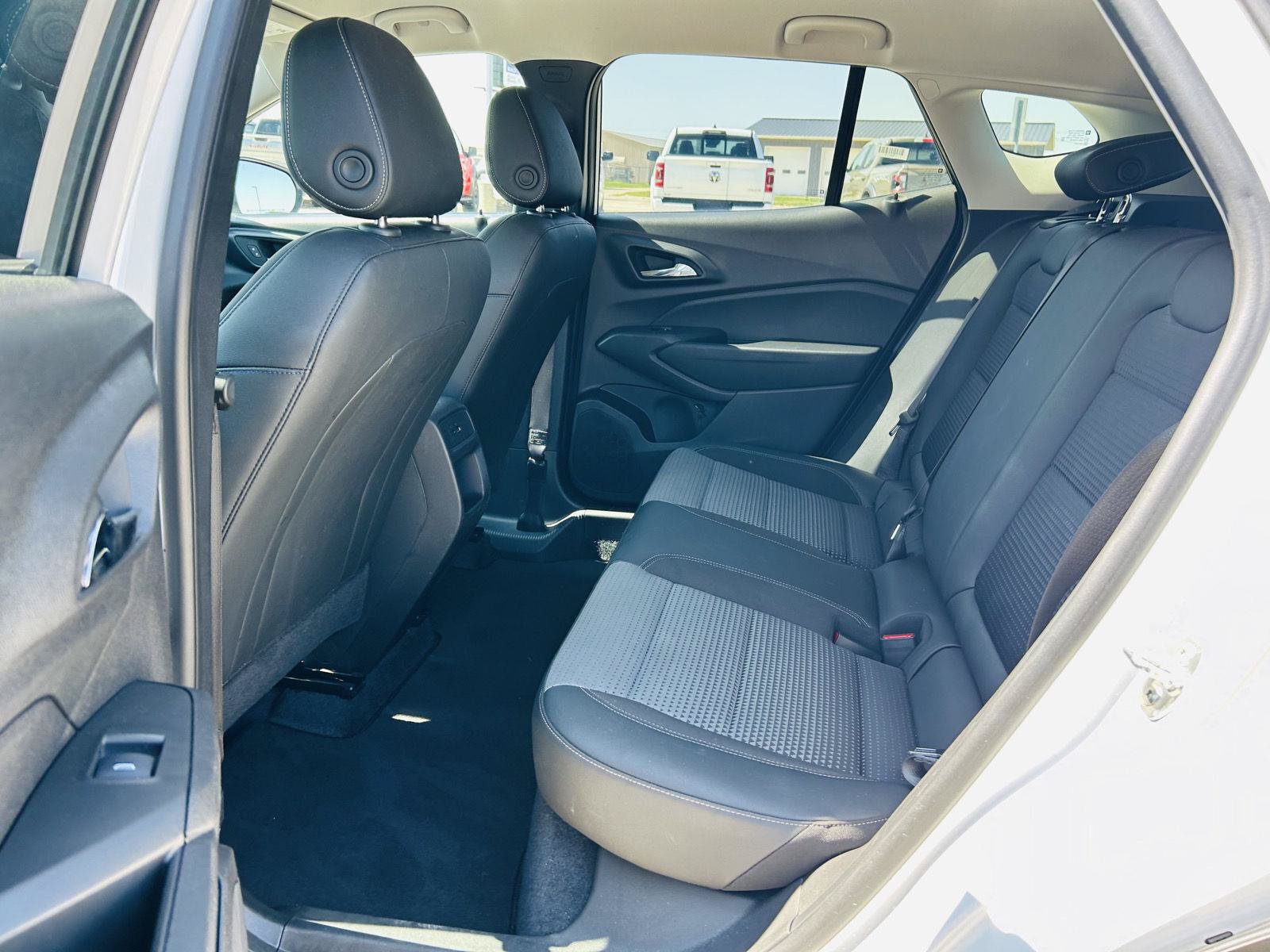 Used 2025 Chevrolet Trax LT w/ LT Convenience Package FWD image 24