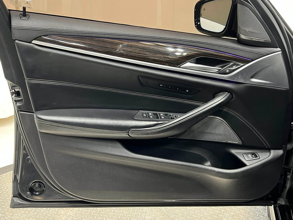 Used 2018 BMW M550i xDrive image 16