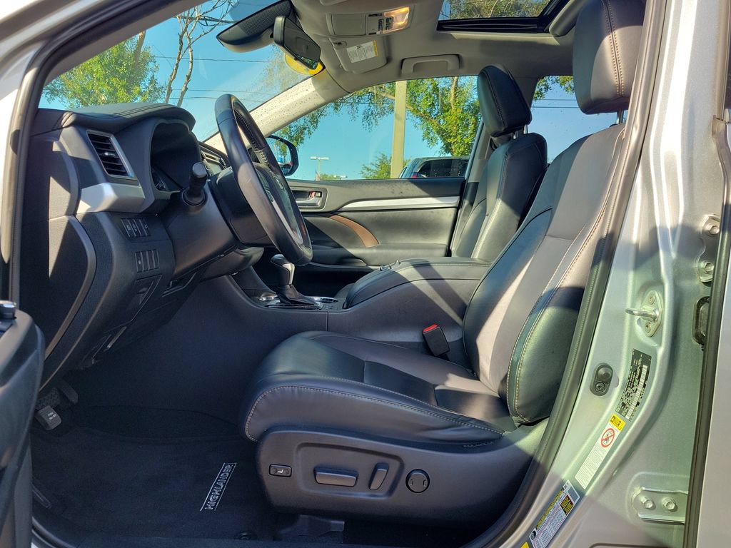 Used 2019 Toyota Highlander XLE FWD image 24