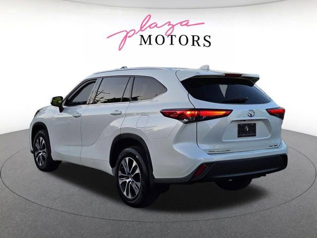 Used 2021 Toyota Highlander XLE AWD/4WD image 7