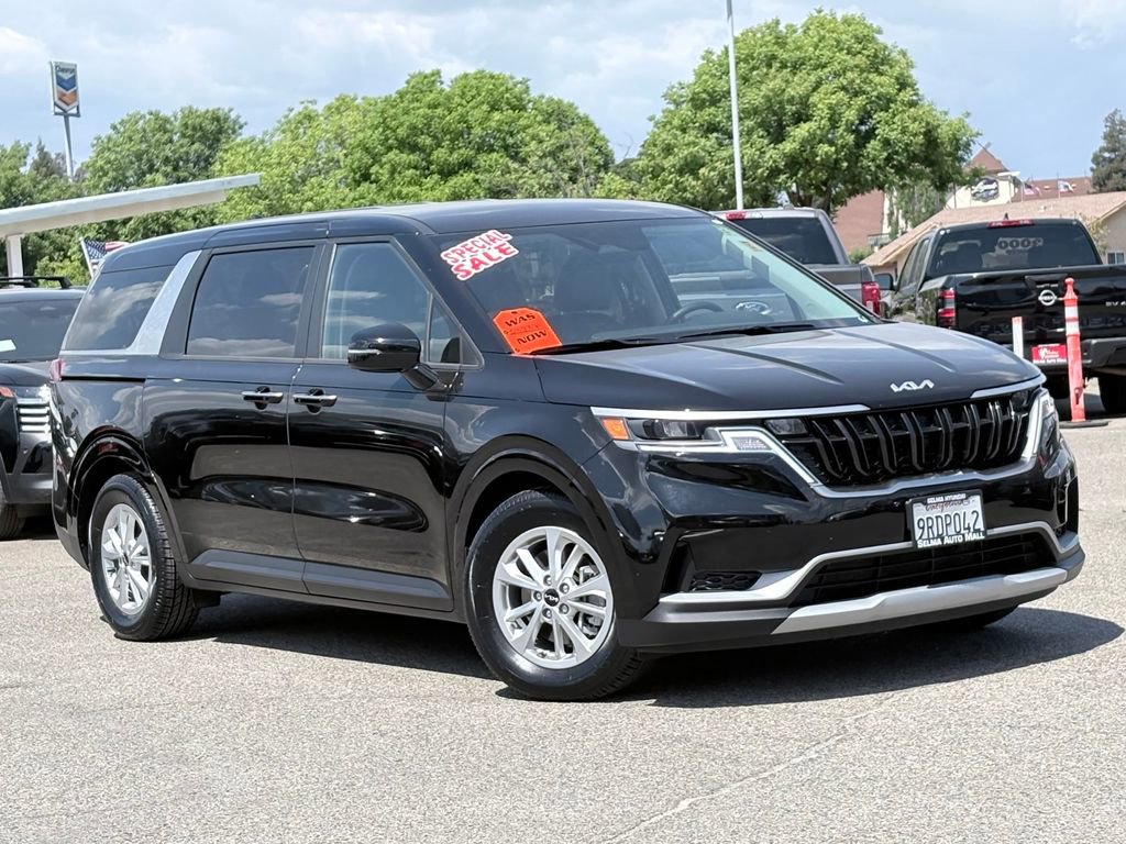 Used 2024 Kia Carnival LX FWD image 2