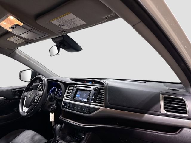 Used 2018 Toyota Highlander LE image 23