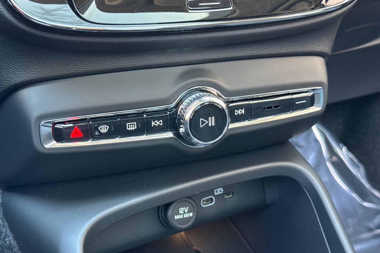 New 2025 Volvo XC40 B5 Core w/ Protection Package Premier image 19