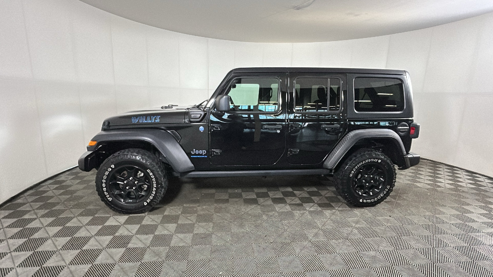 Used 2023 Jeep Wrangler Unlimited w/ Cold Weather Group AWD/4WD image 7