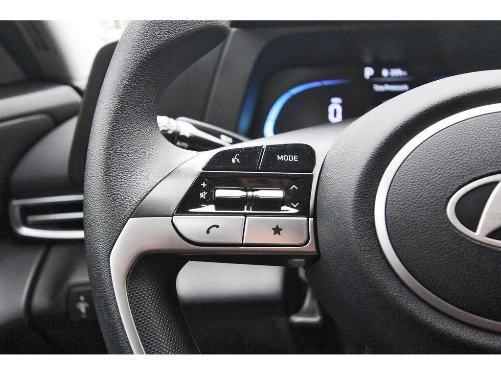 Certified 2025 Hyundai Elantra SE FWD image 18