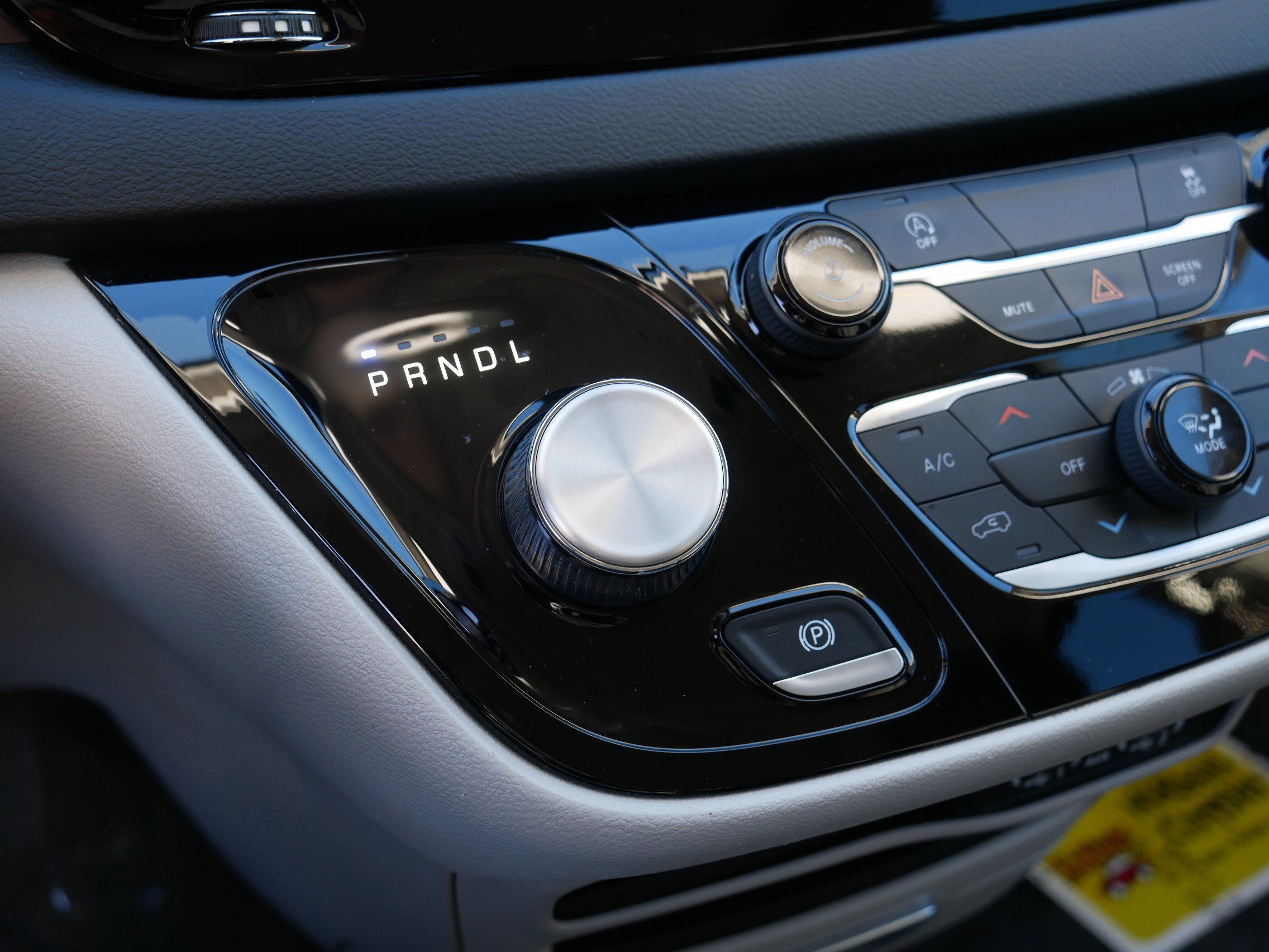 Used 2022 Chrysler Voyager LX image 24