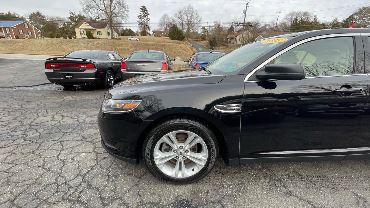 Used 2017 Ford Taurus SE image 2