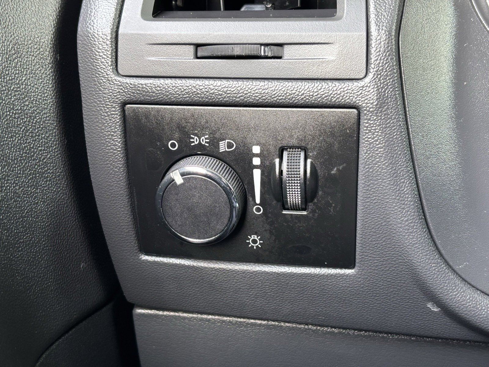 Used 2012 Dodge Challenger SXT image 25