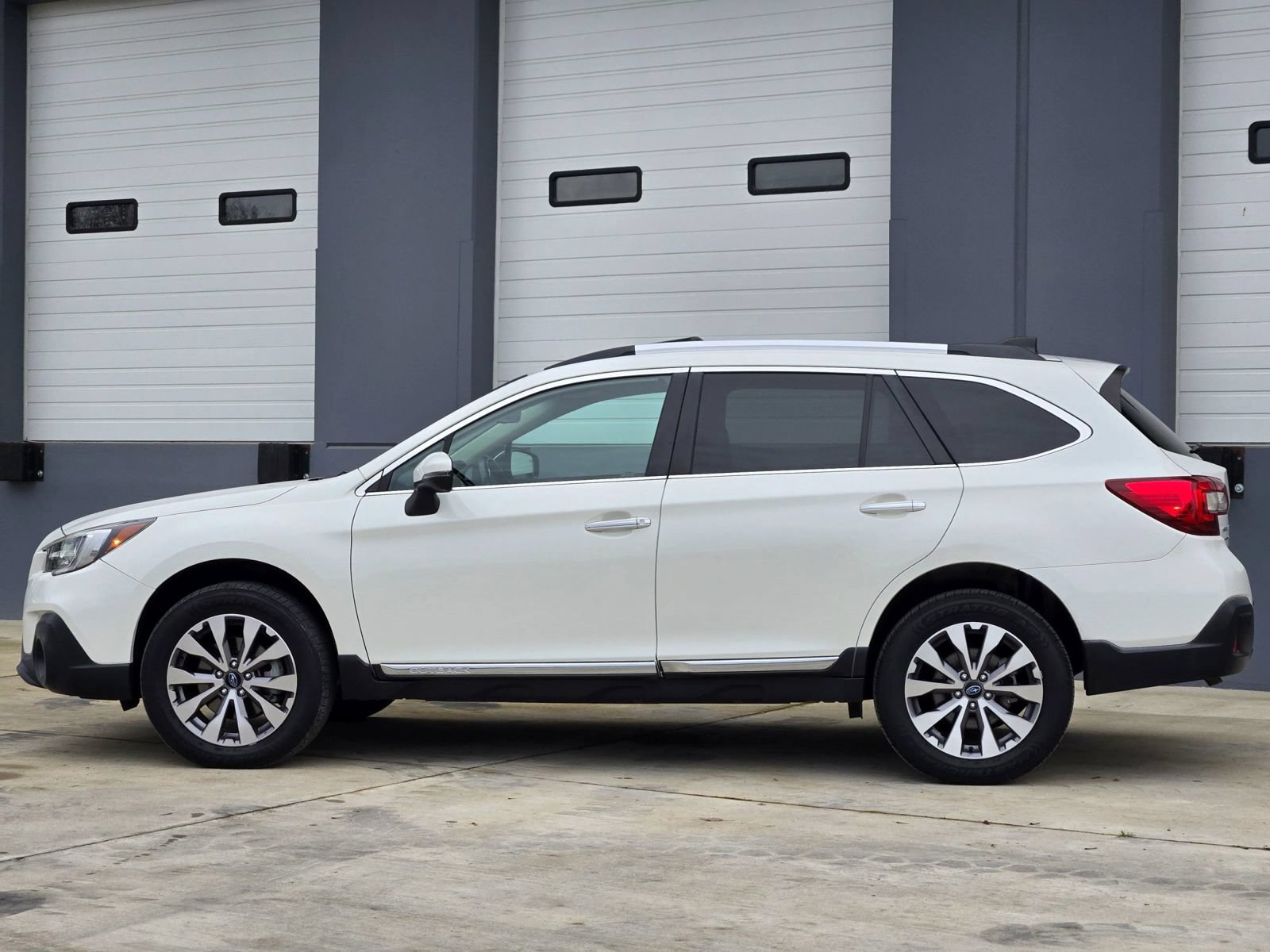 Used 2018 Subaru Outback 3.6R Touring w/ Popular Package #3 AWD/4WD image 5