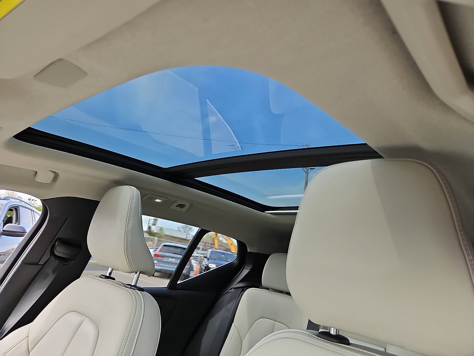 Certified 2023 Volvo XC40 B5 Plus w/ Driver Assist Package AWD/4WD image 14