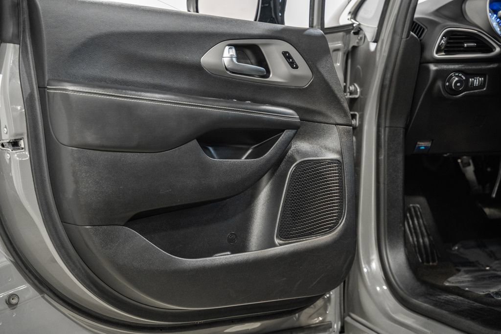 Used 2025 Chrysler Pacifica Select image 42