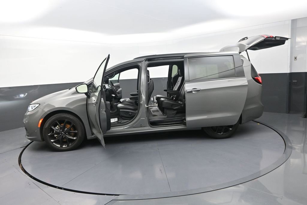Used 2023 Chrysler Pacifica Touring-L w/ S Appearance Package FWD image 35