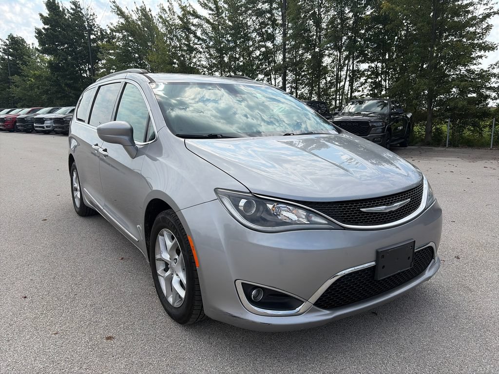 Used 2017 Chrysler Pacifica Touring-L w/ Tire & Wheel Group FWD image 3