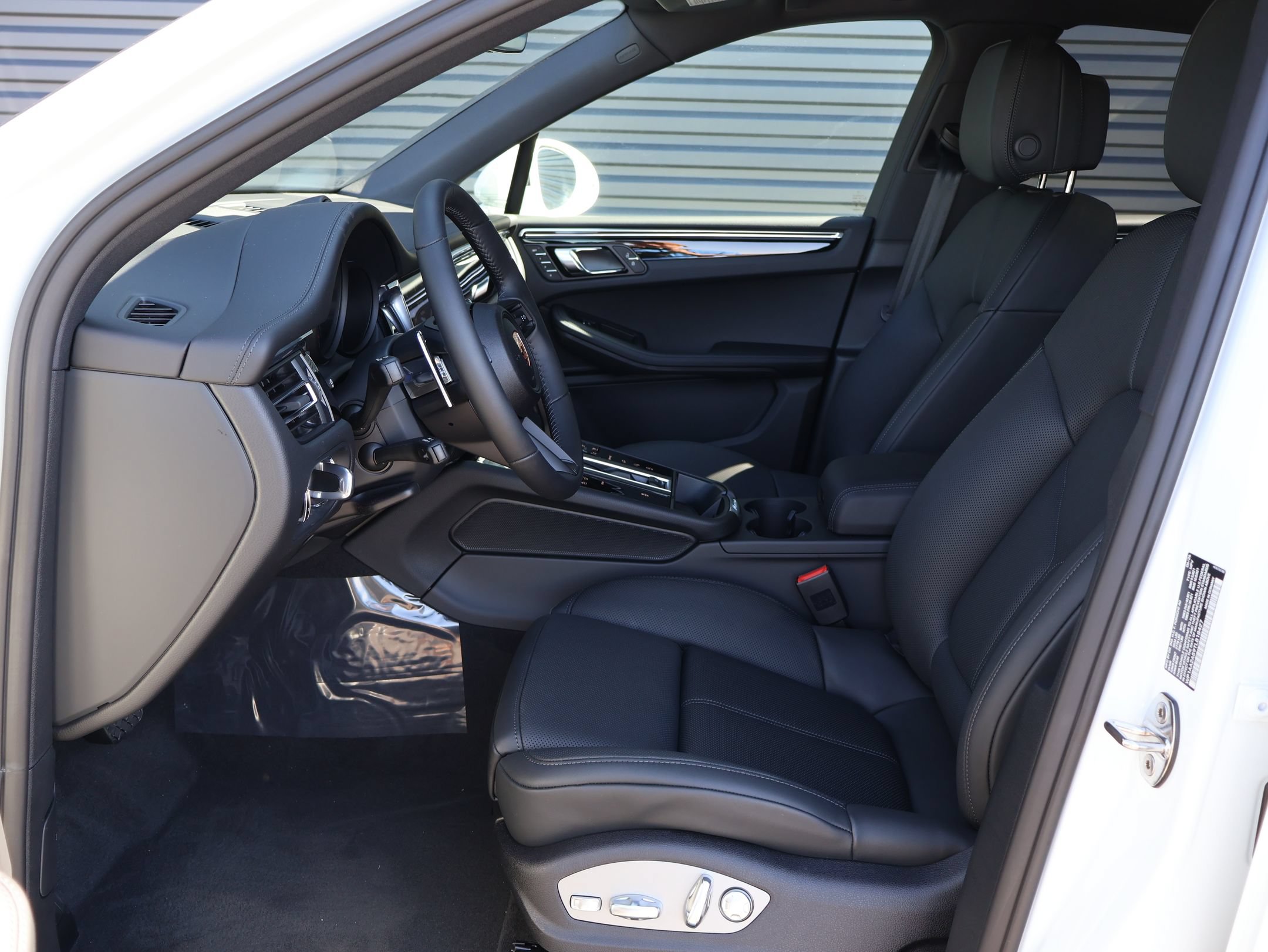 New 2026 Porsche Macan AWD/4WD image 5