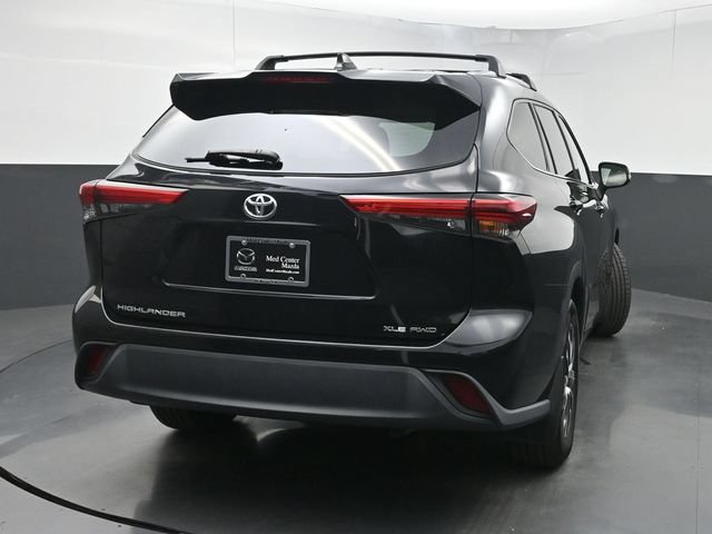 Used 2022 Toyota Highlander XLE AWD/4WD image 3