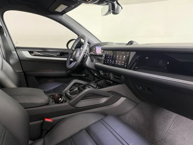 Used 2025 Porsche Cayenne Coupe AWD/4WD image 32