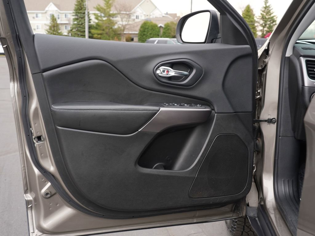 Used 2019 Jeep Cherokee Latitude w/ Popular Appearance Group image 14